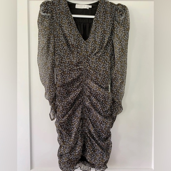 Astr Dresses & Skirts - ASTR The Label Floral Black Print Fitted Dress With Ruched Front -size s…